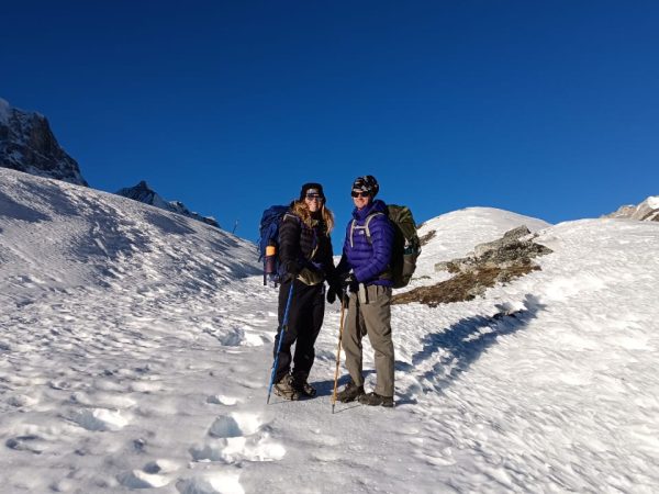 manaslu-trek-snowy-trail-trekkers-himalayas